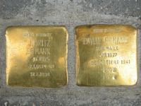 Die Stolpersteine in der Trierer Moltkestraße erinnern an Moritz und Emilie Ermann.