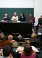 Podiumsdiskussion nach der Filmvorführung mit Hans Lieser, Valentin Hennig, Bettina Leuchtenberg und Dr. Thomas Schnitzler (von rechts).
