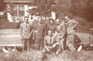 Die Ermann-Kinder nach der Emigration in Amerika, ca. 1950. Von links nach rechts: Max (1907-1977), Walter (1900-1970), Jula (1914-1985), Rudi (1915-2009), Fritz (1911-1993) und vorne in der Mitte Ernest (1909-1991).