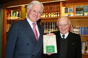 Dr. Jean-Claude Muller und Prof. Dr. Richard Laufner am 25. Januar 2010 bei der offiziellen Buchpräsentation im Stadtarchiv Trier.