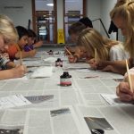 In der Schreibwerkstatt der Schatzkammer wird hochkonzentriert geschrieben und gezeichnet. Foto: Stadtarchiv Trier